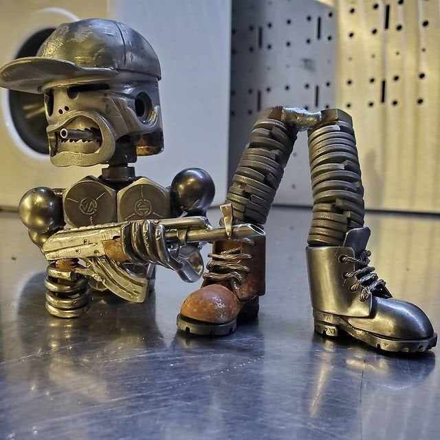 Owronline - Metal Standing Warrior Sculpture 🤖 Handmade-Piston Man - owronline