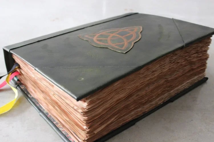 Owronline - DELUXE Charmed BOOK OF SHADOWS