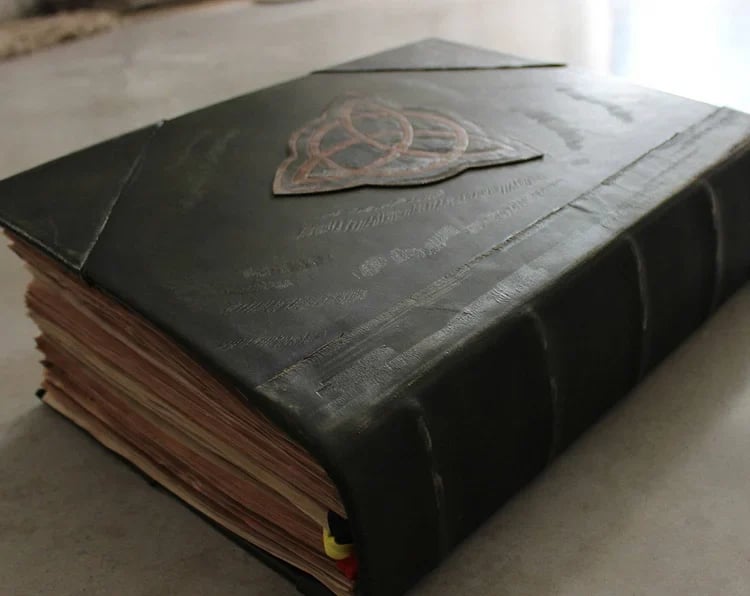 Owronline - DELUXE Charmed BOOK OF SHADOWS