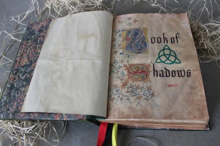 Owronline - DELUXE Charmed BOOK OF SHADOWS